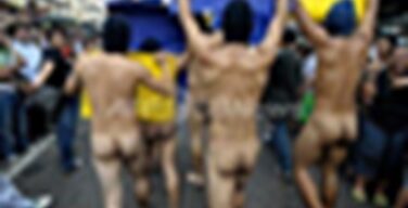 【画像】ベトナムまんさん、裸祭りで男子のオチンチンを見てメスの顔になってしまうwww