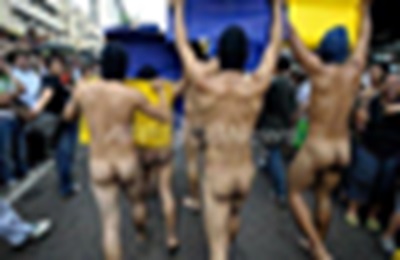 【画像】 ベトナムまんさん、裸祭りで男子のオチン○ンを見てメスの顔になってしまうｗｗｗ