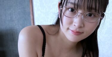 地味系グラドルさん、ドエロい水着を着せられる