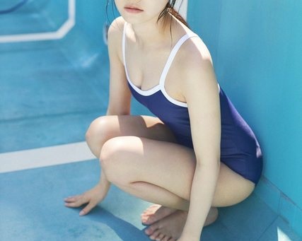 【悲報】AKB系アイドルさん(25)、この歳でスクール水着を着せられてしまう