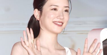 【画像】永野芽郁さん(24)のどすけべ豊満ボディがくっきり分かるドレス姿で登場