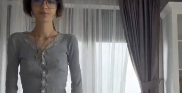 【動画】アメリカの陰キャ女さん、乳首が透ける服を着てしまう