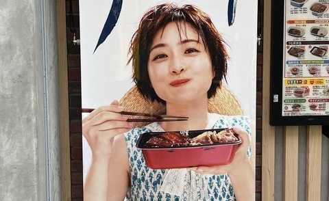 【画像】石原さとみ「お腹すいた～！すき家でうな牛弁当買って食べよ！！」←これ