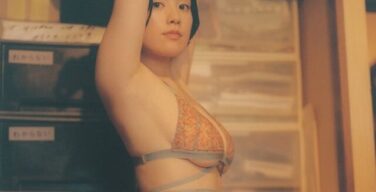 筧美和子、最新写真集のドスケベショット公開！ベッドの中、下着姿で・・・