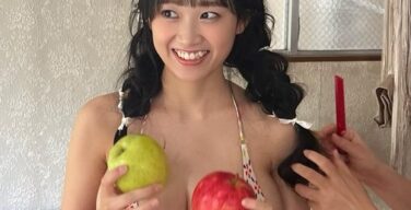 爆乳グラビアアイドル、リンゴでおっぱいを隠してしまう