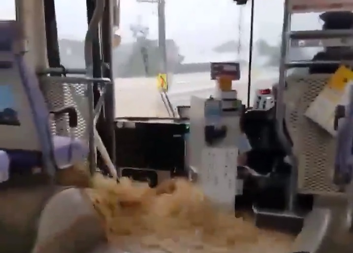 【動画あり】台風でも平気で運転し続けるバスの運転手が発見される　九州