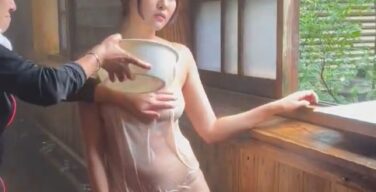 グラビア撮影のスタッフのおっさんが普通に乳触ってる