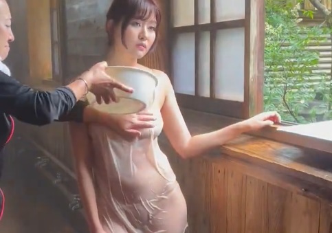 グラビア撮影のスタッフのおっさんが普通に乳触ってる