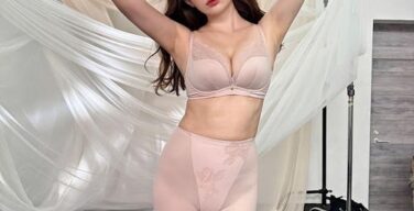 【画像】小嶋陽菜さん(36)、色気ムンムンのガードル姿を披露ｗｗｗｗｗ