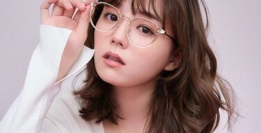 篠崎愛(32）、美谷間くっきりランジェリー姿がエチエチすぎる！