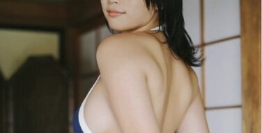 グラドル山岡雅弥、見るだけで弾力性伝わる「もちもちスク水ショット」で乳と尻を出しまくり！