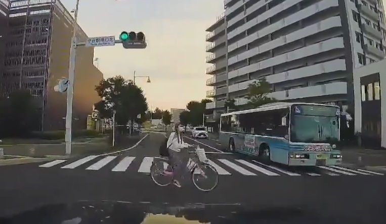 【動画】自転車まんさん、ちょっと危機感が足りない…