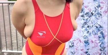 【画像】巨乳女子さん、水着のサイズが合わず　お〇ぱいがハミ出てしまうｗｗｗ