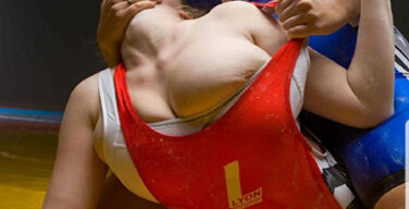 【お宝】女子プロレスラーのこういう乳首ポロリってめちゃくちゃエロいよな（画像あり）