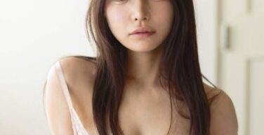 似鳥沙也加、乳首ヌードおっぱいがエロ過ぎる！写真集のお胸、最高だわ！