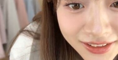 森香澄、インスタライブで前かがみ乳見えハプニング！コメント読みに夢中で気が付いてない・・・