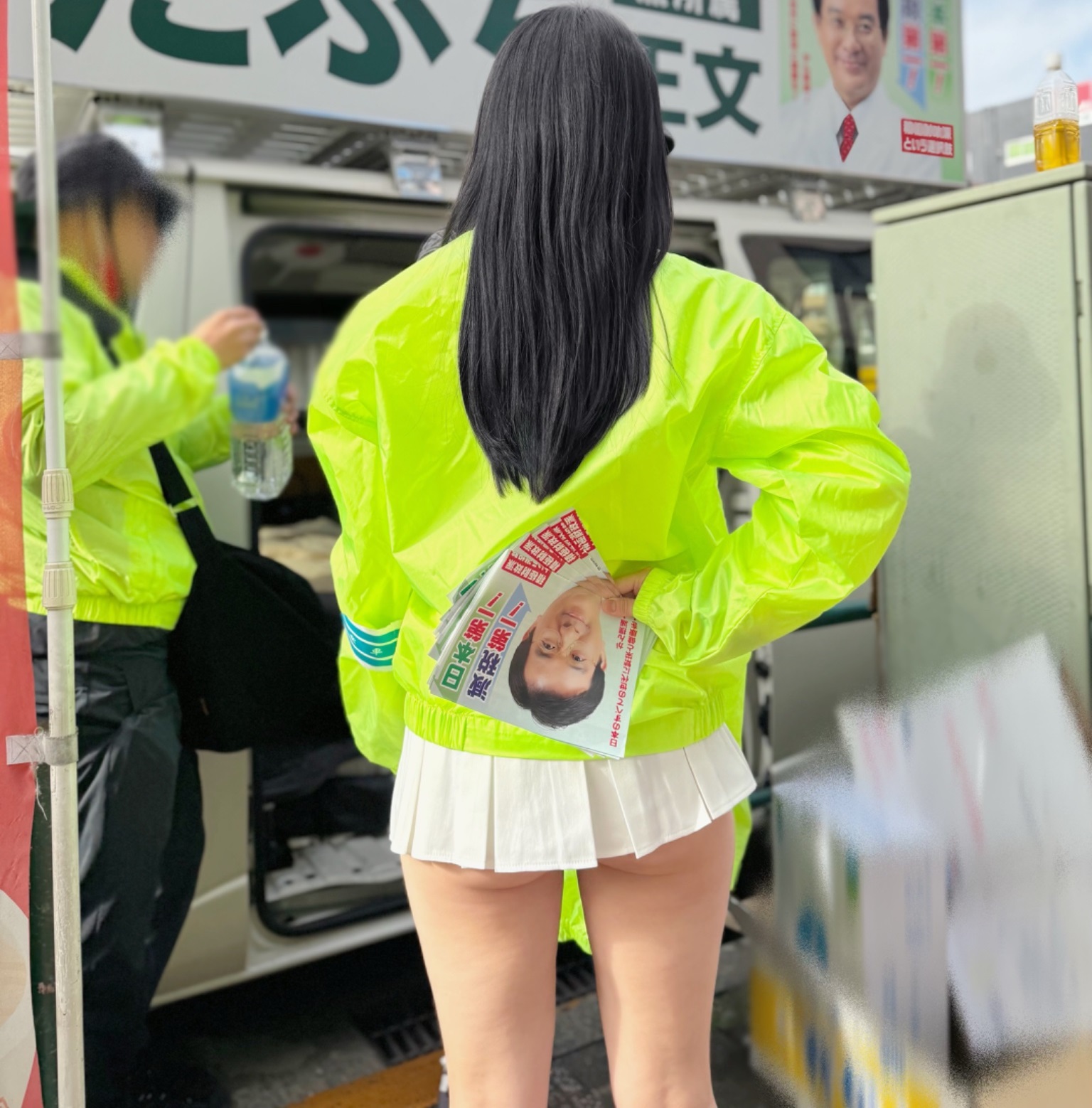 【朗報】選挙の街頭演説の女スタッフさん、パンチラどころかケツの肉が見えるミニスカで街角に立つ