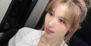 【画像】TWICE・サナさん、Tシャツを捲り上げブラジャー丸出し！