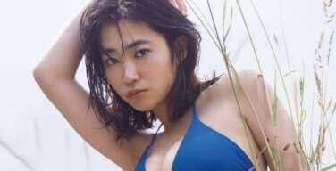 【悲報】ミスマガ女王、ハイレグで穴あきの変態水着を着せられる…
