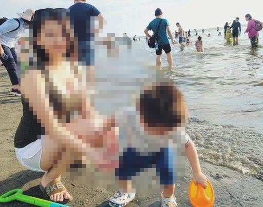 【画像】海辺にエッチなママさんwwwwwwwwwwww