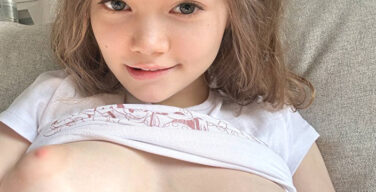 【奇跡の全裸】JSにしか見えない顔100点、体100点のロシア人少女が見つかり世界中で話題に