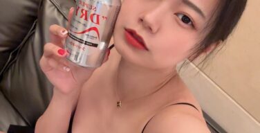 TikTokerときちゃん、今度は裸マッサージで感じてしまうｗｗ (エロGIF動画）