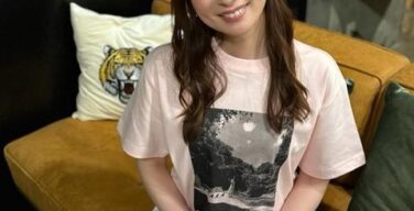 皆藤愛子、ミニスカスケベショットチラ見せ　←　３万いいね！　(エロGIF動画)