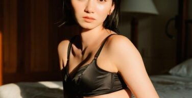 アイドルのセンターさん、グラビアえちえち姿を披露！谷間強調ｗｗｗ　エロGIF動画
