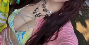 【動画】突然おっぱいを出す女の子