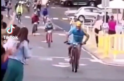 【動画】ババア、理解不能な行動で迷惑をかけるwwwwwwwwwwww