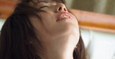 【画像】磯山さやかさん乳首を挟まれる