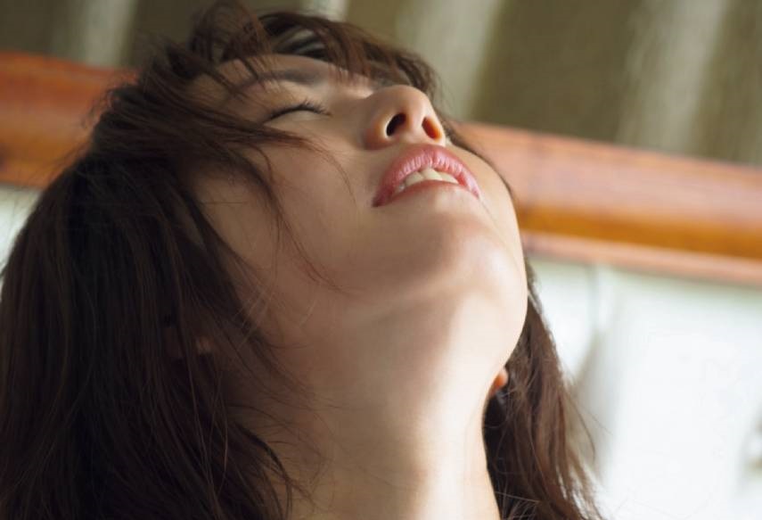 【画像】磯山さやかさん乳首を挟まれる