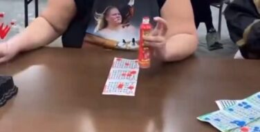 【動画】ビンゴカードでポーズを取る女性がゴキブリを見つけ胸で叩きつける動画