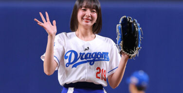 始球式の岡田紗佳さんがエッチすぎると話題に