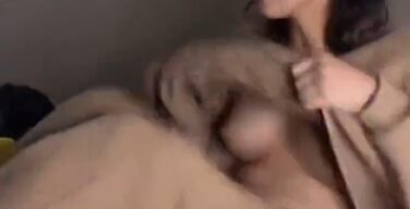 【動画】隠れ巨乳「服の出し入れってこういうこと？w」→無事おっぱい公開へｗｗｗｗｗｗｗｗｗｗｗｗｗｗｗ