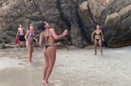 【動画】ブラジルのおっぱい姉ちゃん達のリフティング、レベチwwwwwwwwwwww