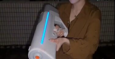 【動画】中国美女、とんでもねえ威力の水鉄砲を披露