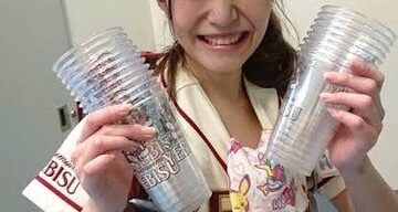 【画像】１日400杯!!東京ドーム伝説の売り子の乳出しスマイル