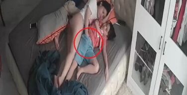 【動画あり】性欲の限界に達したシングルマザーさん、自分の息子のチ●ポに手を出してしまう…