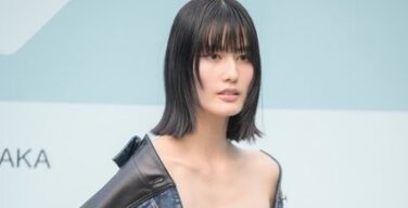 【画像】橋本愛さん(29)チューブトップからおっぱいが溢れそう
