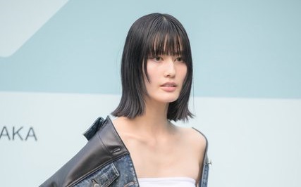 【画像】橋本愛さん(29)チューブトップからおっぱいが溢れそう