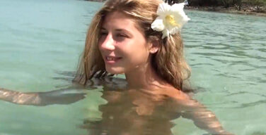 【動画】ヌーディストビーチでこんな東欧美女とセ○クスできたら死んでもいいよな・・・