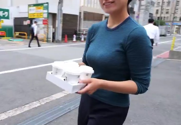 【悲報】デカ乳まんさん、アホみたいに揺らしてしまう