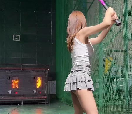 【動画】バッティングセンターにドスケベギャルが出現wwwwww