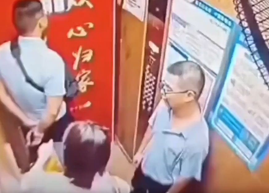 【動画】中国人さん 斧持ちにいきなり襲撃されるwwwwwwwwwww