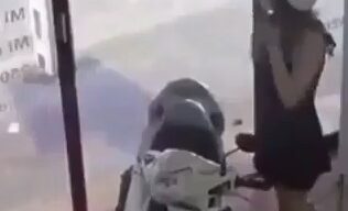 【動画】バイクまんさん、死亡