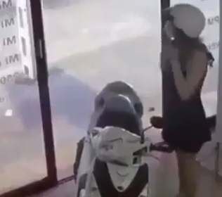 【動画】バイクまんさん、死亡