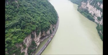 【画像】中国、川に道を作る