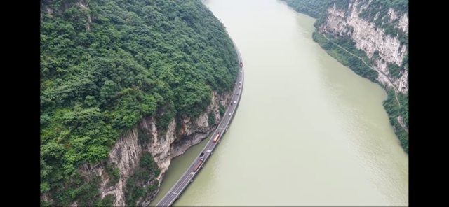 【画像】中国、川に道を作る