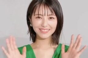 浜辺美波さん、胸元が大胆に開いたドスケベなドレスを着てしまうｗｗｗ